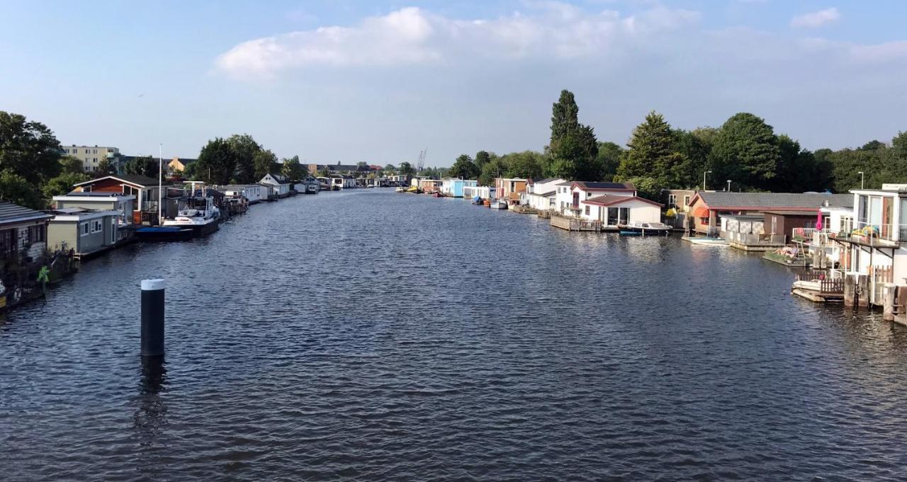 Houseboat With Water Terrace, Free Parking, Free Bikes & Fast Wifi Couette-café Amsterdam