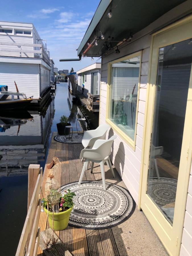 Houseboat With Water Terrace, Free Parking, Free Bikes & Fast Wifi Couette-café Amsterdam